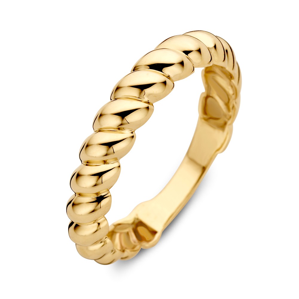 Geelgouden ring met gedraaide band. Een mooie ring om los te dragen, maar hij is ook perfect te combineren met andere ringen.
