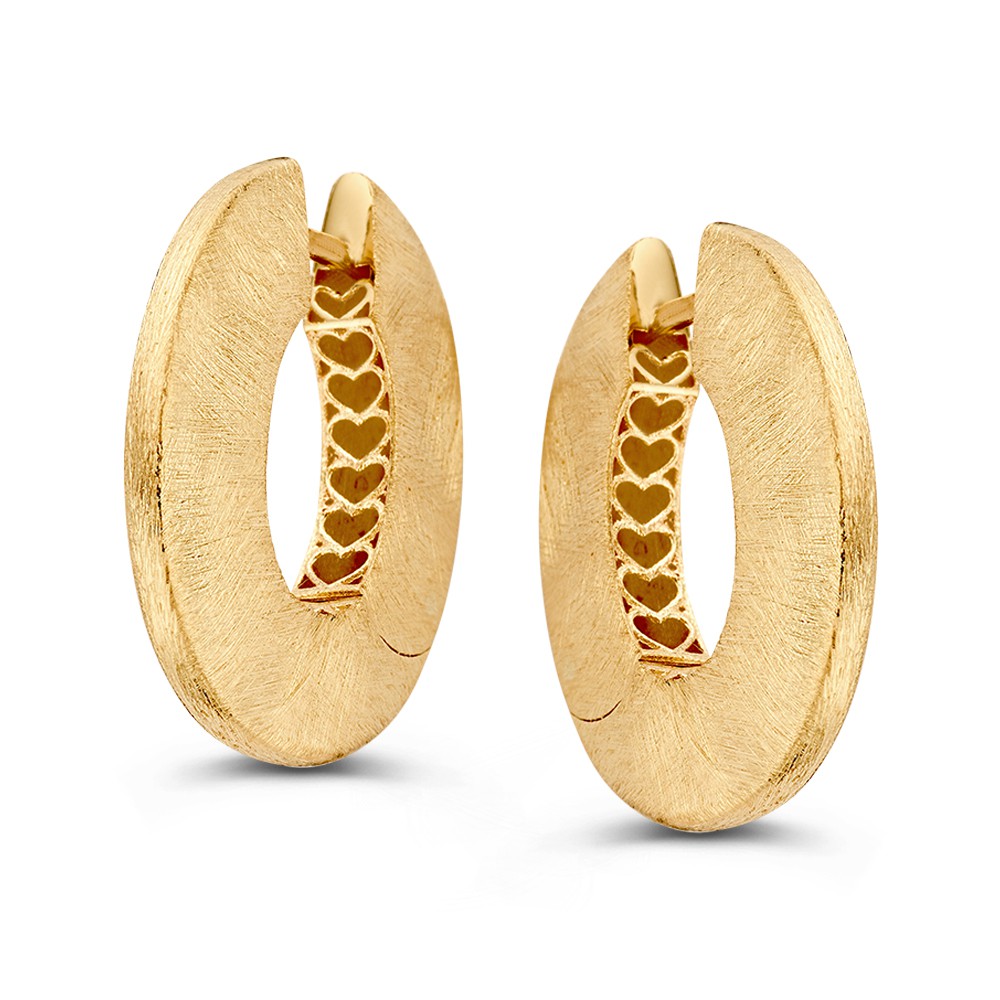 Geelgouden gematteerde oorbellen met ijsmatte afwerking in opvallende design.
