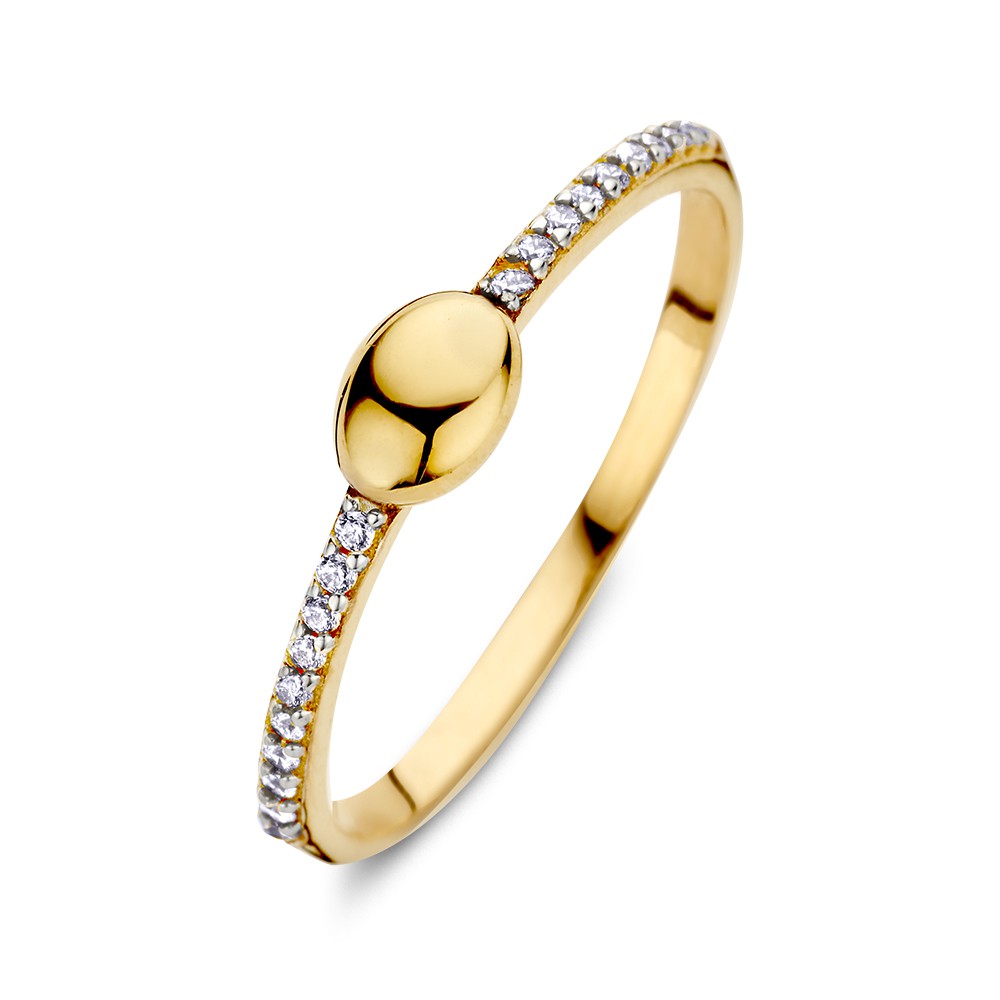 Geelgouden ring met ovaal element en zirkonia's in de band.
