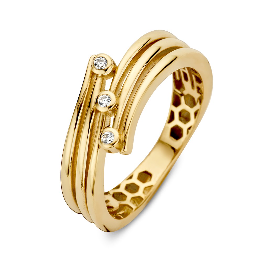 Geelgouden ring met verschillende banen die aan de voorkant schuin langs elkaar lopen. De ring is versierd met drie zirkonia's in ronde zetkastjes.
