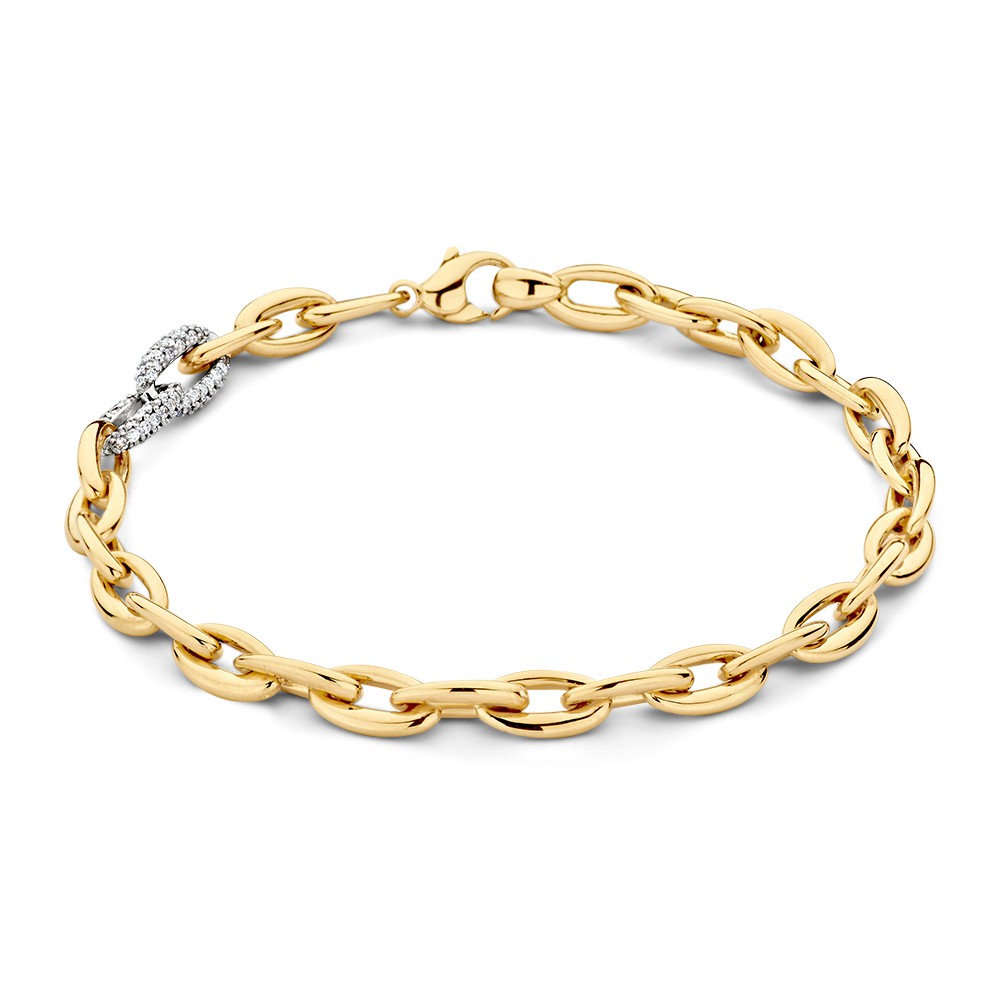 Luxe gouden schakelarmband waarvan twee schakels met diamant gezet zijn.
