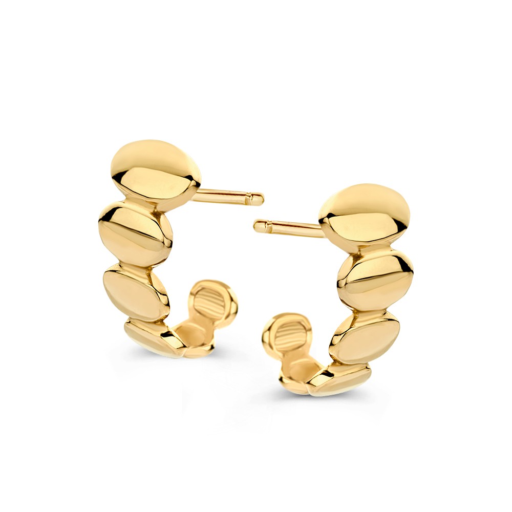 Geelgouden oorstekers met bolletjes design. De oorbellen vallen prachtig om de oorlel heen.
