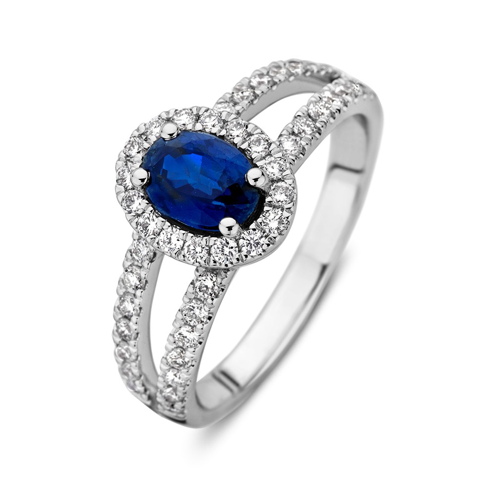Schitterende witgouden ring met een ovale blauwe saffier als middensteen in diamanten entourage zetting.
