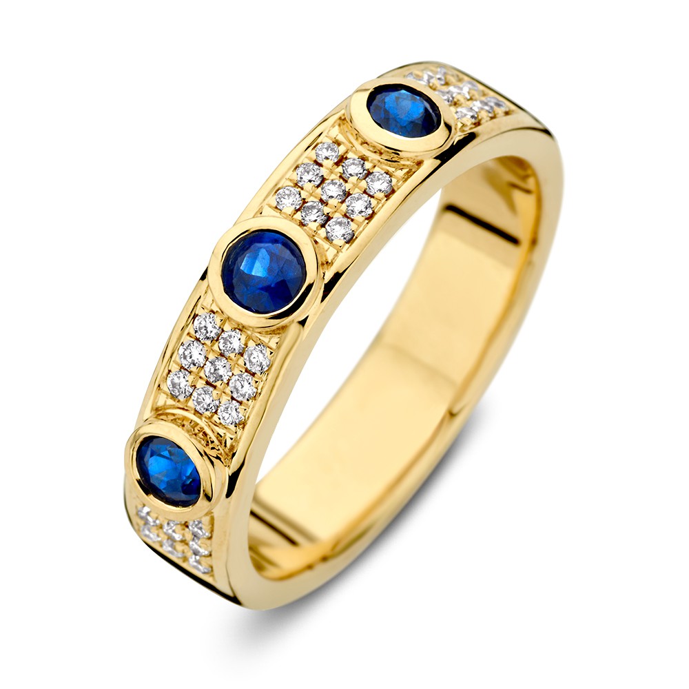 Geelgouden ring met diamant en drie blauwe saffieren.
