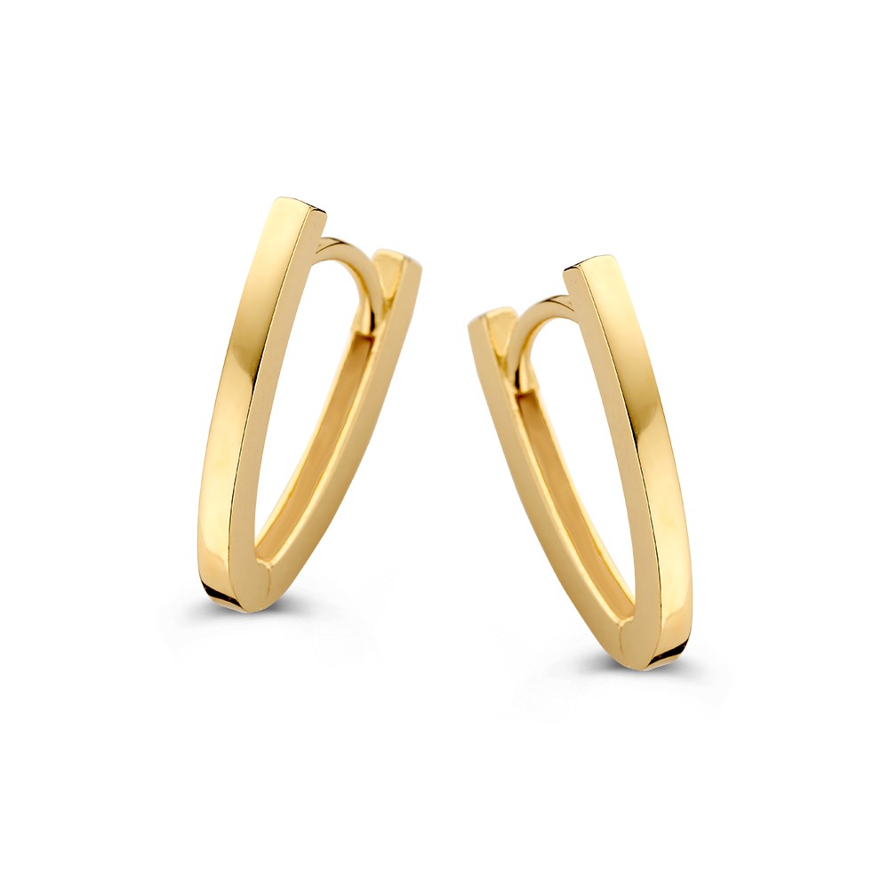 Geelgouden oorringen in strak design.
