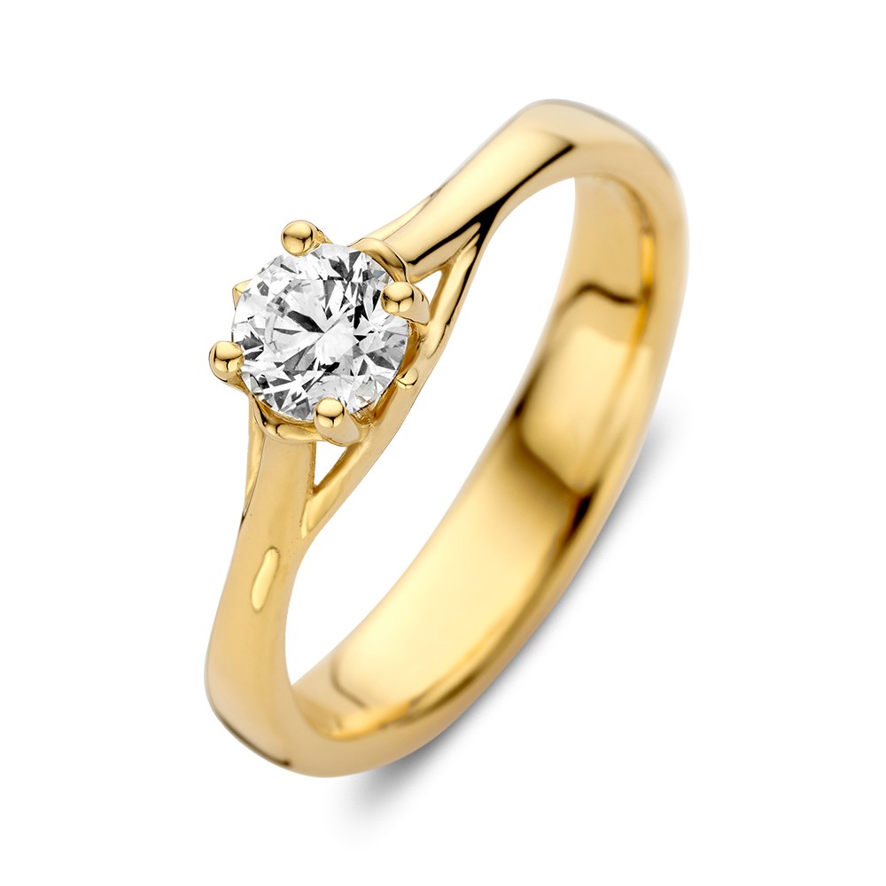Geelgouden solitair gezet met lab grown diamant 0,50 crt. De ring heeft een sierlijke zetting en brede, gouden band.
