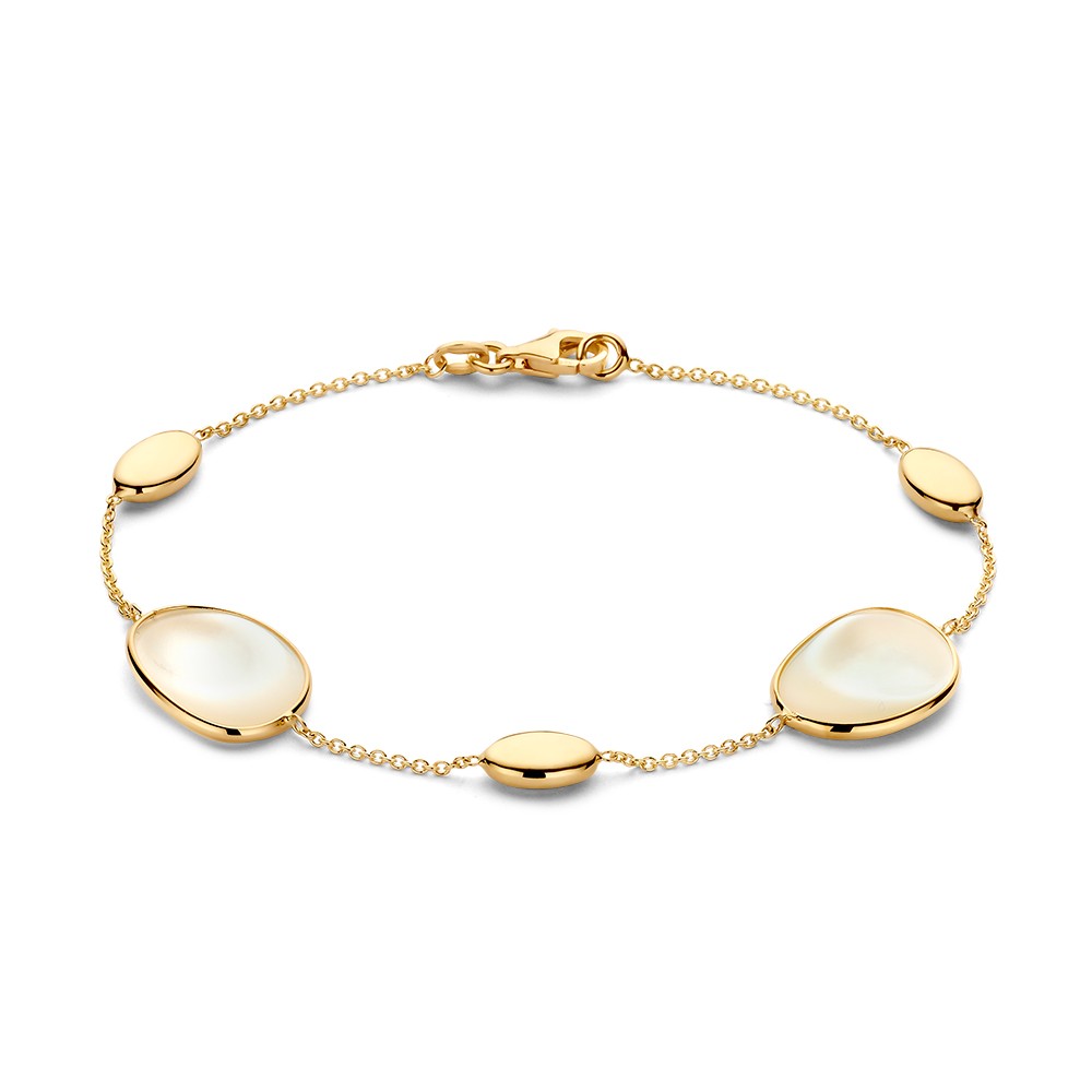 Opvallende armband met gouden en parelmoer elementen in organische vorm.
