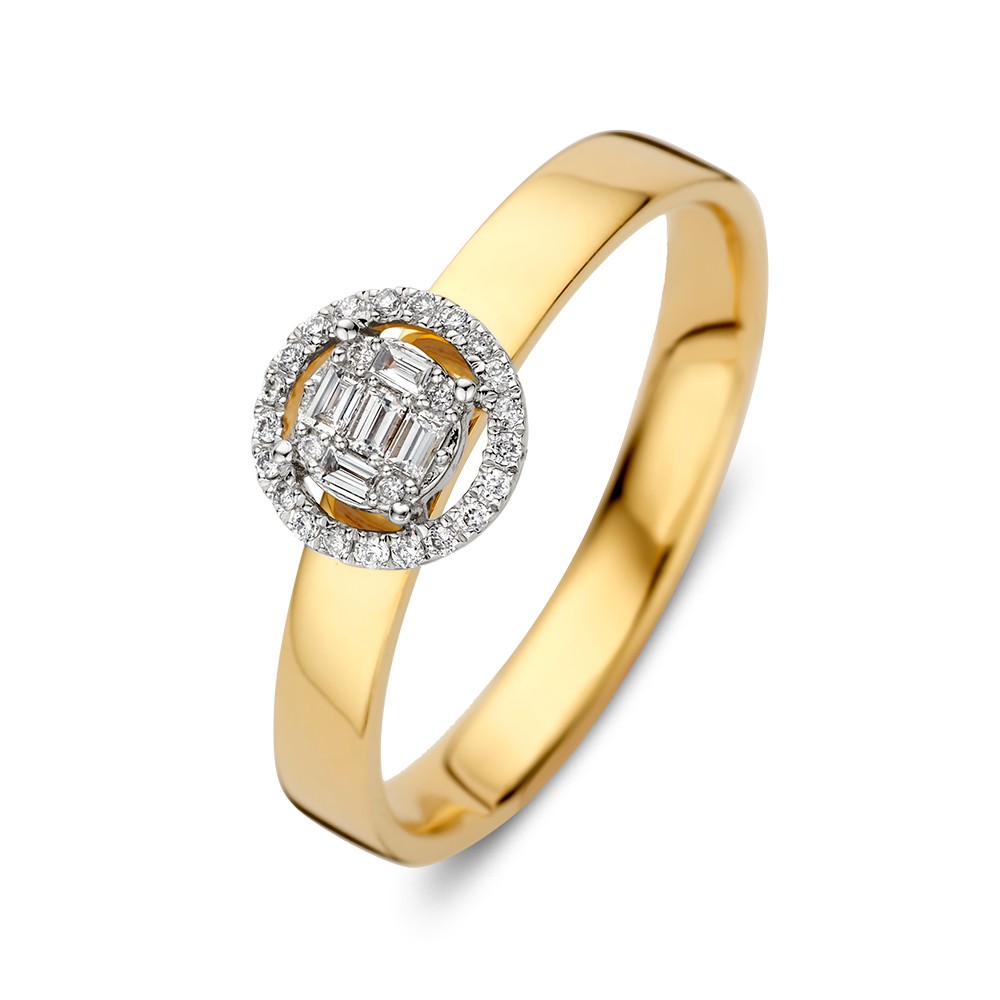 Schitterende wit- en geelgouden ring met een strakke scheen. De entourage zettingbevat briljant en baguette geslepen diamanten in een prachtige invisible zetting. Deze ring is dankzij de verhoogde zetting goedte combineren met andere ringen.
