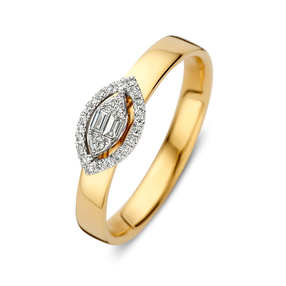 Schitterende wit- en geelgouden ring met een strakke scheen. De entourage zetting in marquise vormbevat briljant en baguette geslepen diamanten in een prachtige invisible zetting. Deze ring is dankzij de verhoogde zetting goedte combineren met andere ringen.
