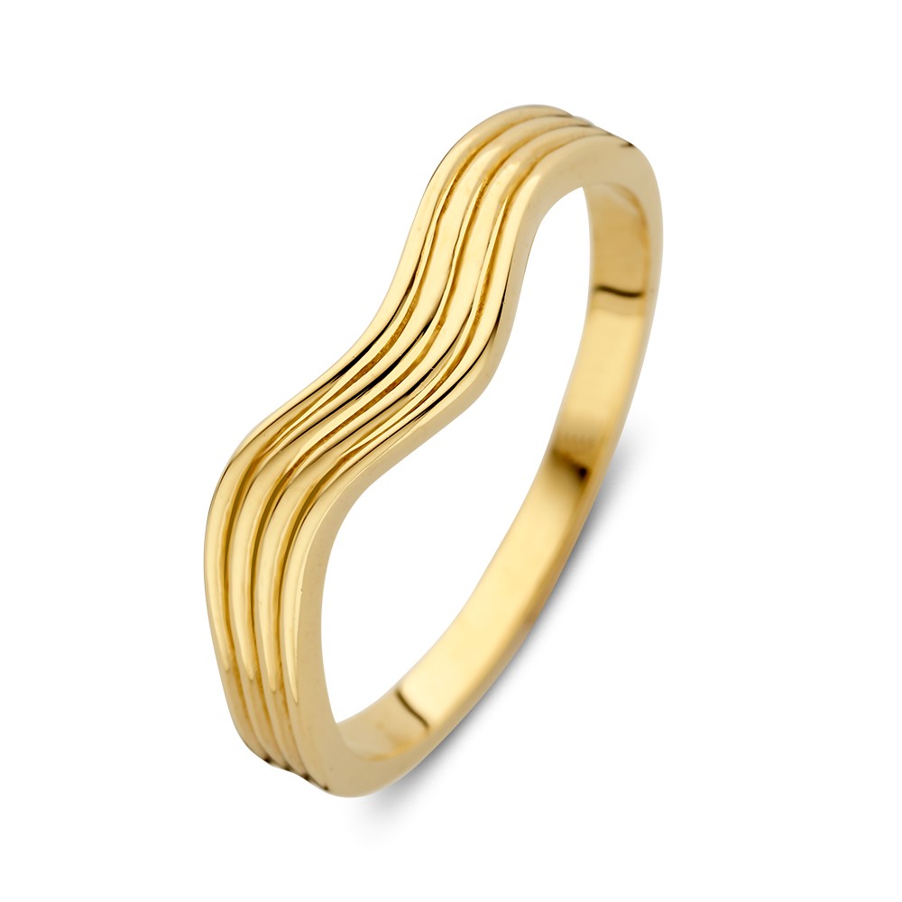 Gouden ring met golvende band. Leuk om zo te dragen, maar ook perfect om met andere ringen te combineren.
