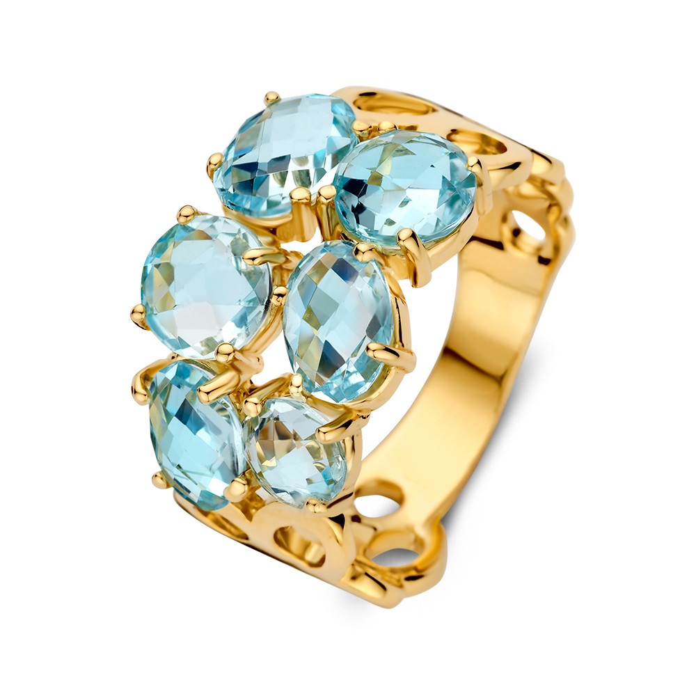Brede geelgouden ring met een opvallend patroon in de gouden band en een kop gezet met zes blauwe topazen in organische vorm. Een ring met een opvallende uitstraling.
