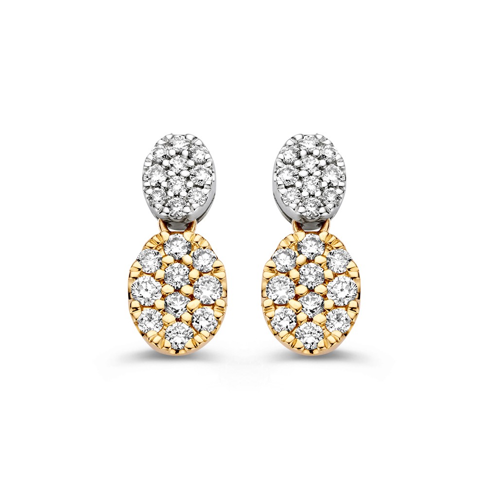 Elegante oorstekers met een diamanten aanhangersvan eenovaaltje met diamanten gezet in pavézetting voor een schitterende look.
