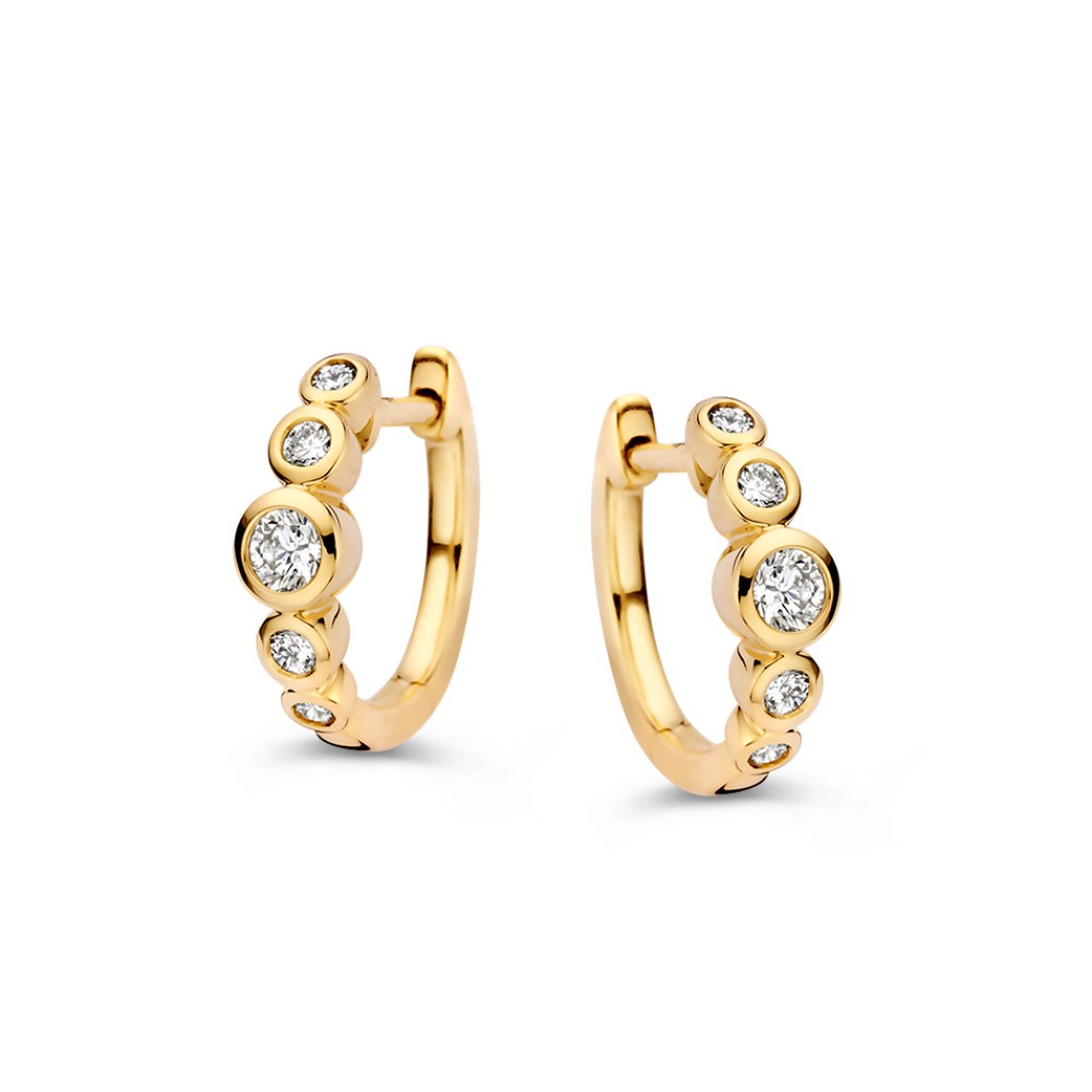 Verfijnde gouden oorringen uit onze 'Bubbles'-collectie, iedere oorring is versierd met vijf diamanten in een stijlvolle gouden zetkast.
