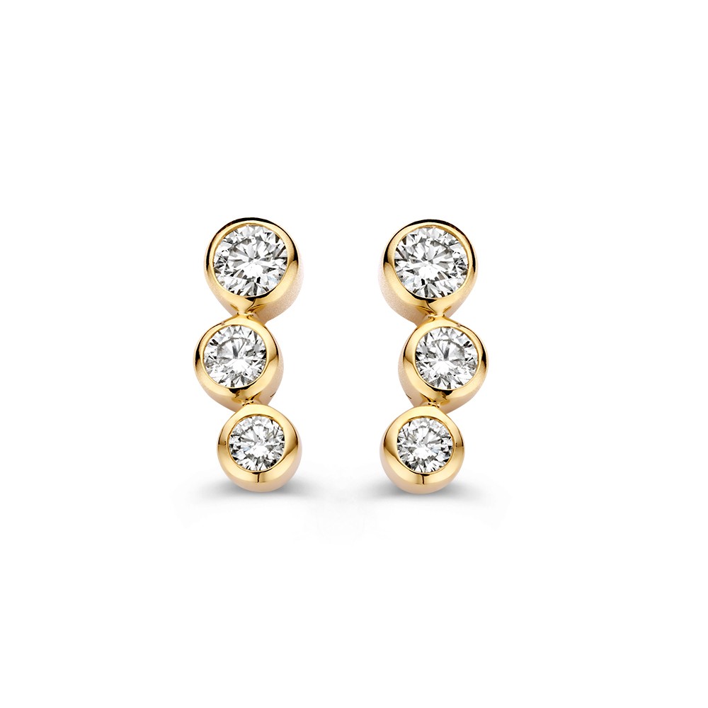 Verfijnde gouden oorstekers uit onze 'Bubbles'-collectie, iedere steker is versierd met drie diamanten in een stijlvolle gouden zetkast.
