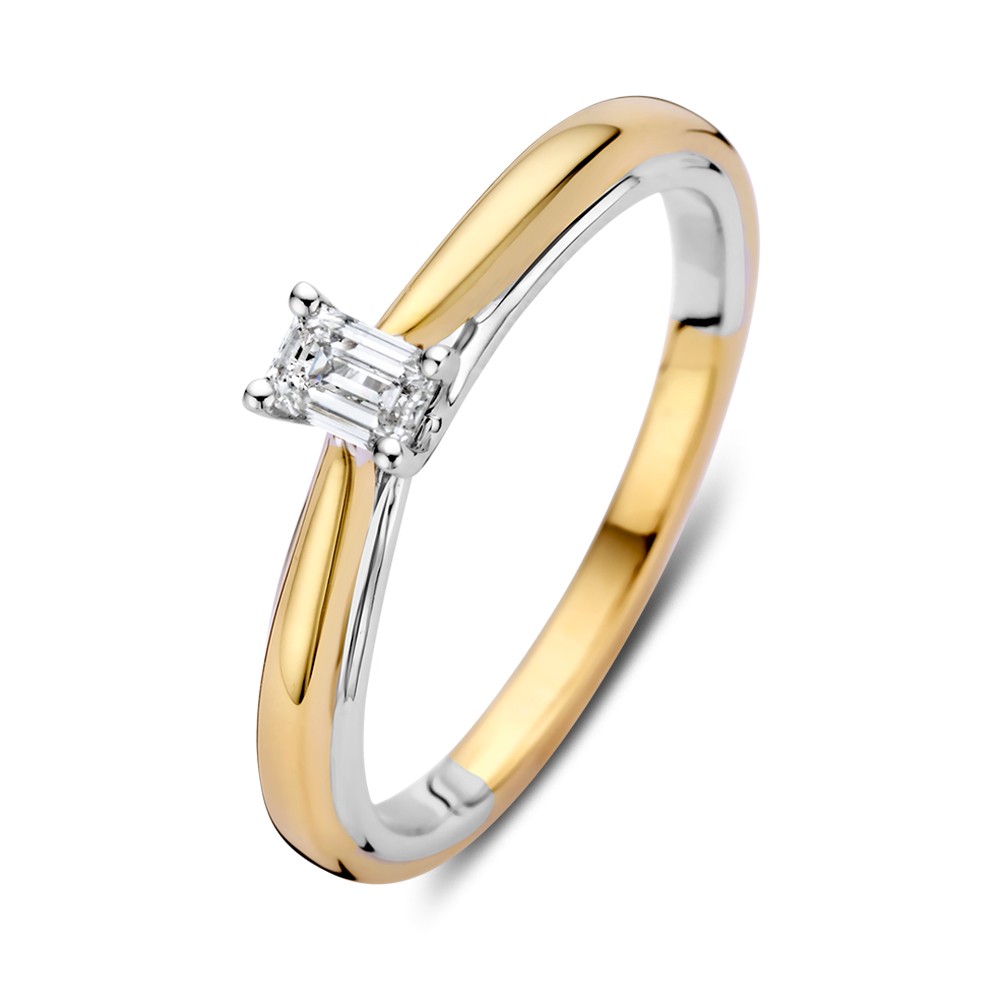 Prachtige bicolor geel- en witgouden solitair met twee ringen die met elkaar samensmelten. De ring bevat een emerald geslepen diamant als echte eyecatcher en is perfect solo te dragen, maar ook mooi in een combinatie met een gouden aanschuifring.
