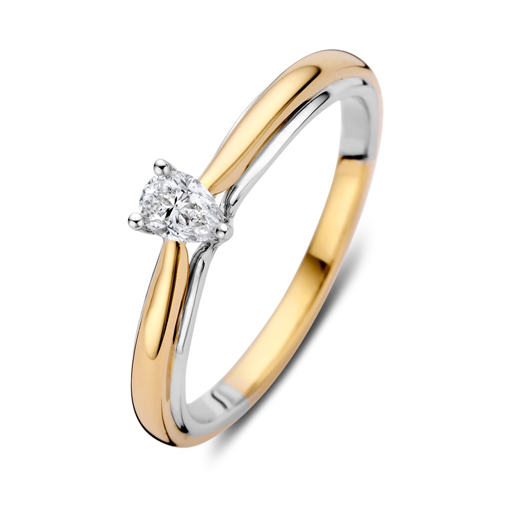 Prachtige bicolor geel- en witgouden solitair, waarbijtwee ringen als het waremet elkaar samensmelten. De ring bevat een peer geslepen diamant als echte eyecatcher en is perfect solo te dragen, maar ook mooi in een combinatie met een gouden aanschuifring.
