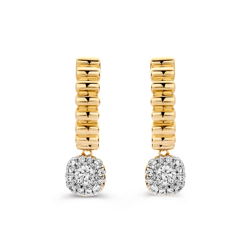 Speelse gouden oorbellen met geribbelde bewerking en fonkelende diamanten aanhangers.
