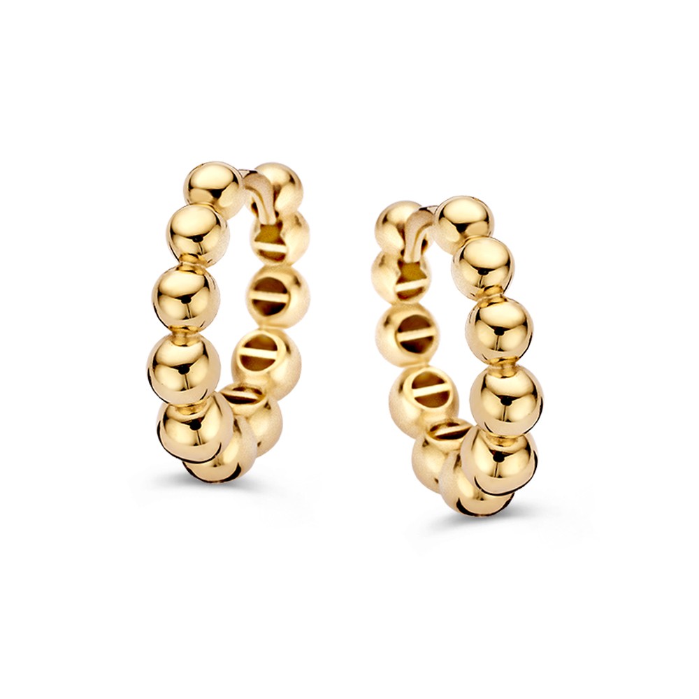 Speelse gouden oorringen met gouden bolletjes.
