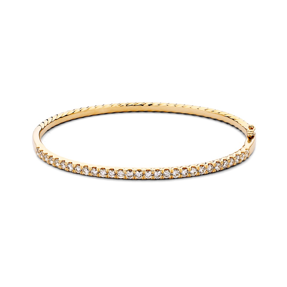 Schitterende gouden bangle gezet met diamant. Deze sieradenklassieker heeft een prachtige afwerking, zo is de zijkant van de armband op sierlijke wijze bewerkt met een getorste rand.
