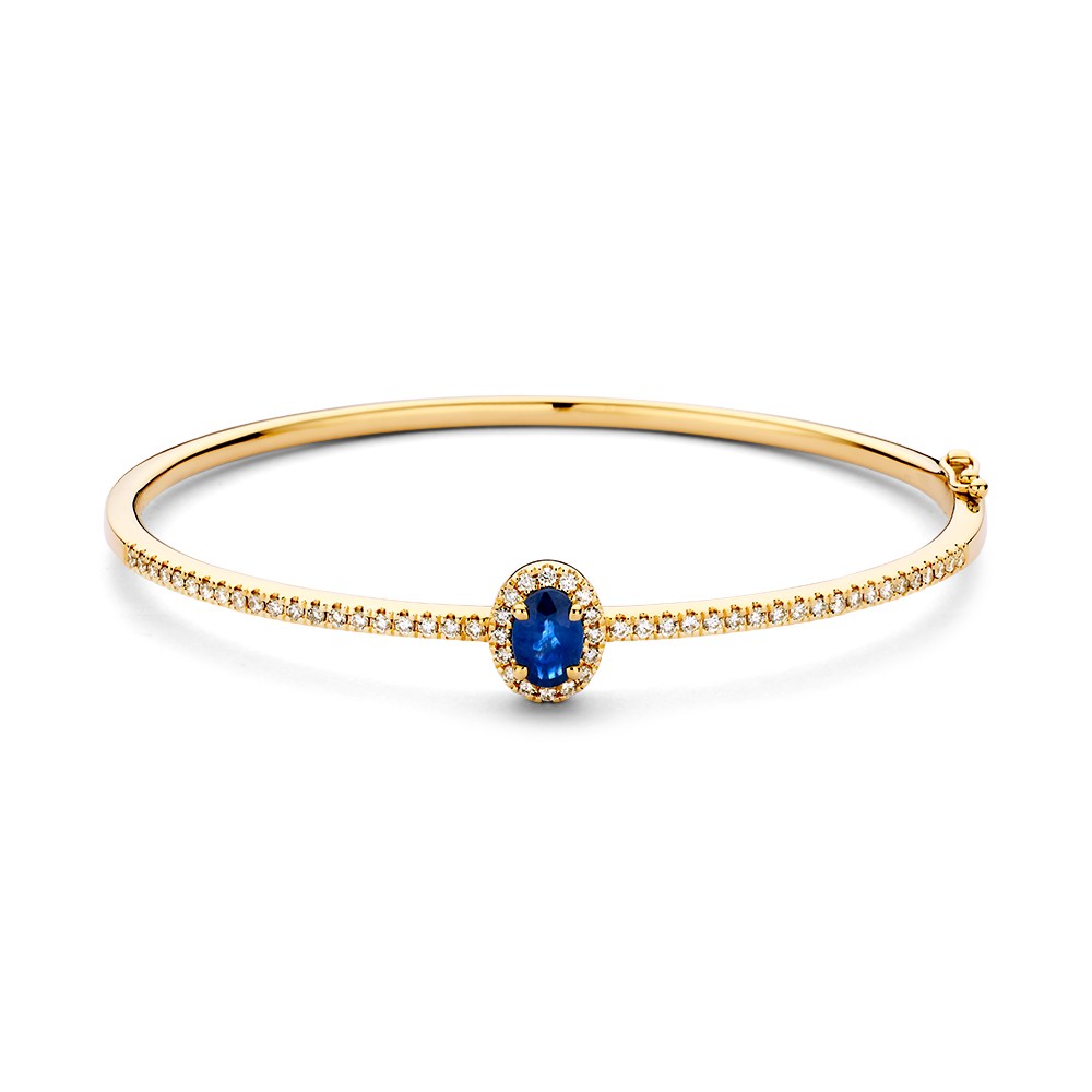 Stijlvolle, gouden bangle, aan de voorzijde gezet met diamanten. De eyecatcher is een ovaal geslepen saffier in fonkelende entouragezetting.
