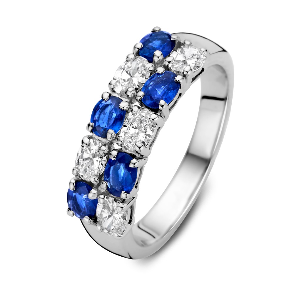 Witgouden ring met ovaal geslepen blauwe saffieren en diamanten.
