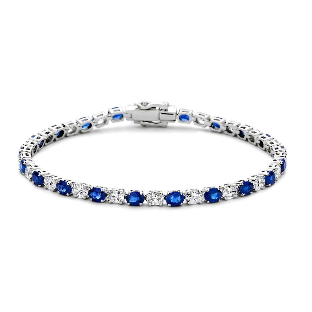 Luxe, witgouden armband gezet met ovaal geslepen diamanten en blauwe saffieren. Een touch of royal blue!
