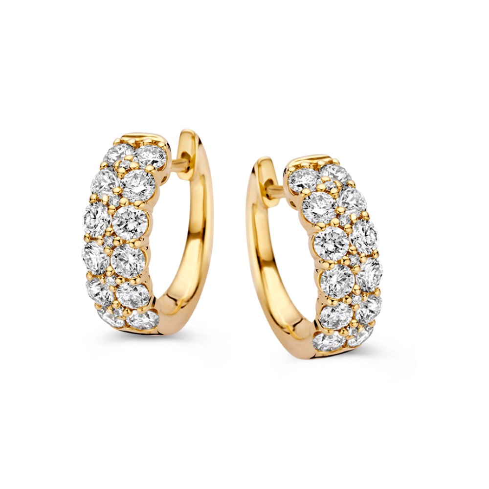 Luxe, gouden oorringen met fonkelende diamanten in een opvallende pavézetting.
