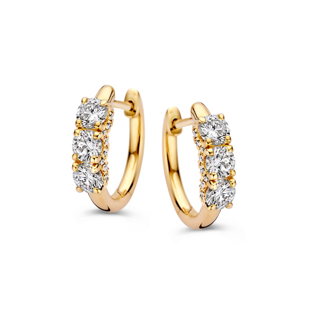Schitterende, geelgouden oorringen met diamanten in stralende chatonzetting. Voor een extra stralend effect zijn bovendien de zettingen aan de zijkan versierd met fijne diamanten.Een tijdloze klassieker!
