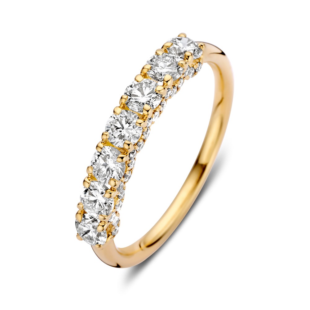 Tijdloze gouden rijring met 7 diamanten. Voor een extra sprankeling is bovendien de zetting van de diamanten versierd met fijnere diamtenen. Een elegant plaatje aan de hand!
