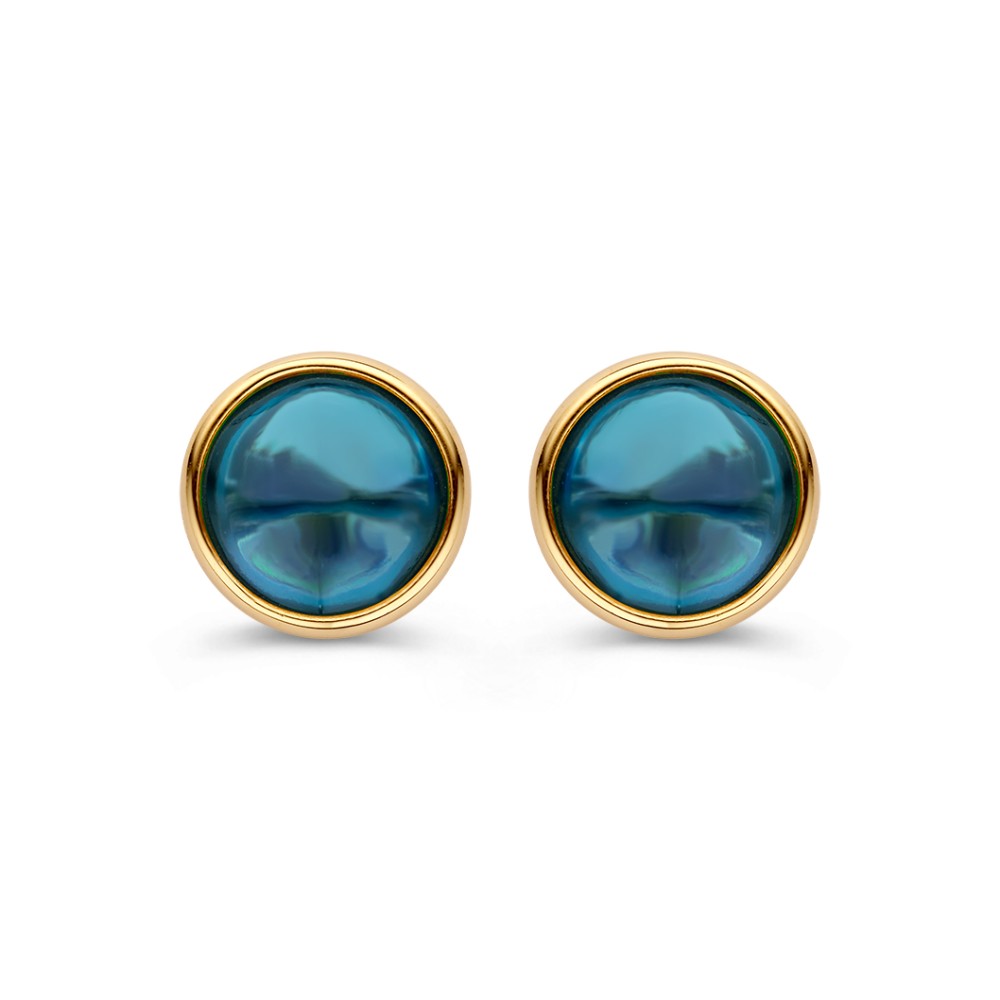 Geelgouden oorstekers met cabuchon geslepen london blue topaas.
