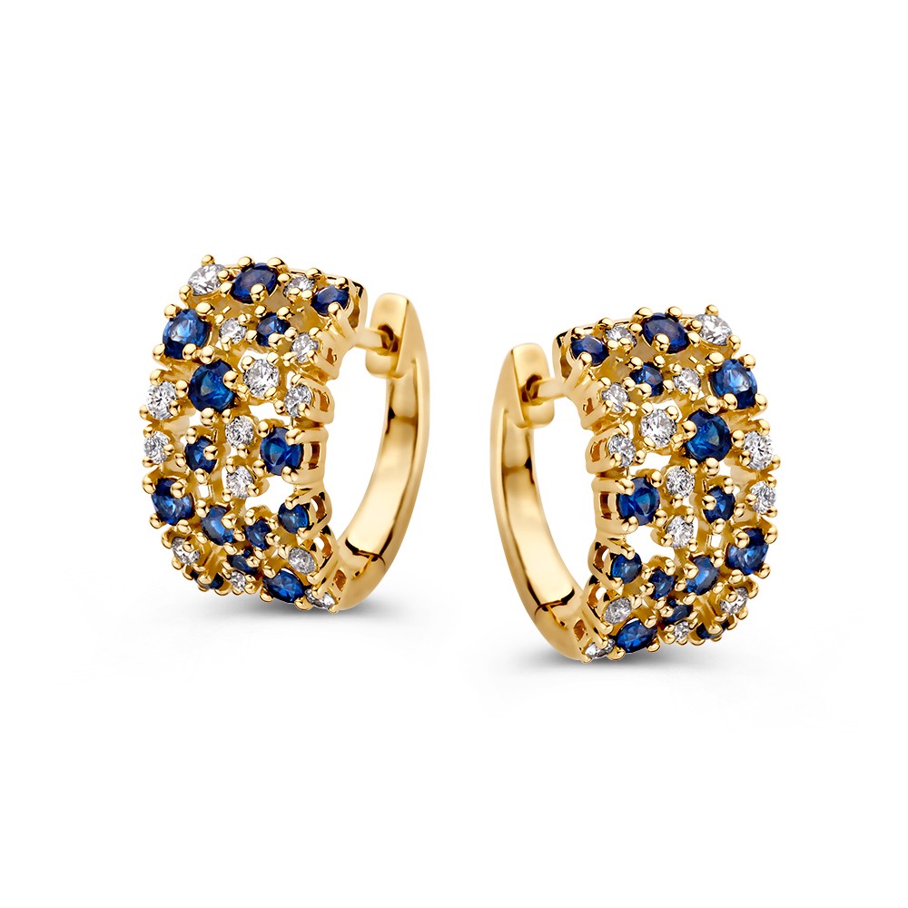 Schitterende oorringen met diamanten en blauwe saffieren op speelse wijzegezet als een fonkelende sterrenhemel.
