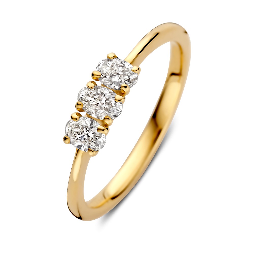 Klassieke geelgouden ring met drie ovaal geslepen diamanten.
