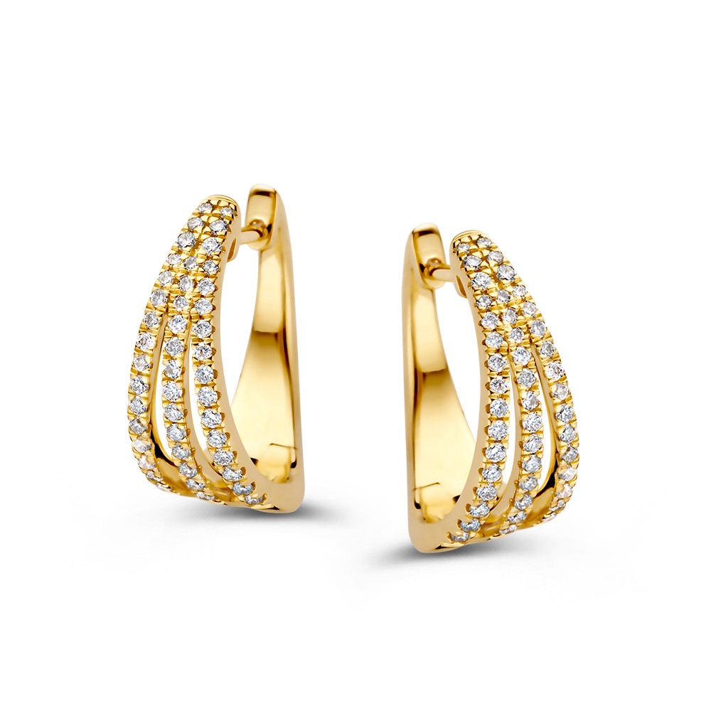 Schitterende gouden oorringen met drie banen gezet met diamanten.
