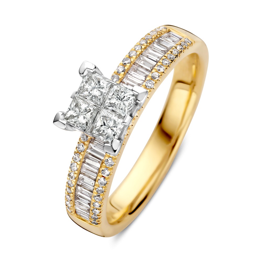 Stijlvolle ring met vier princess geslepen diamanten die samen in een illusion zetting zijn gezet voor een optimale schittering. In de band van de ring zijn kleinere baguette en briljant geslepen diamanten geplaatst voor een glamoureuze uitstraling. Een echte eyecatcher aan de hand!
