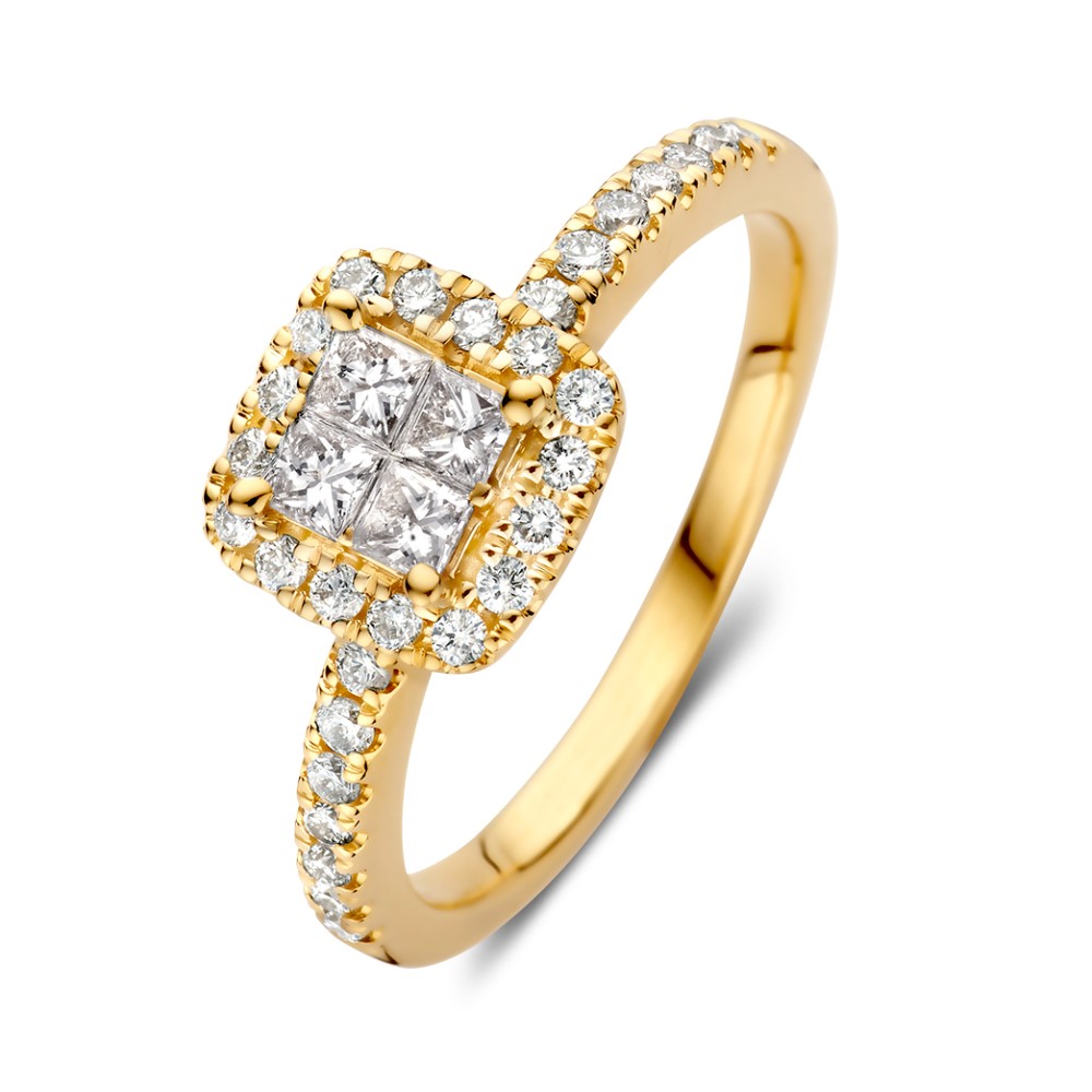 Stijlvolle, geelgouden ring met vier, schitterende princess geslepen diamanten als middensteen. De diamanten zijn in een illusion zetting geplaatst, waardoor ze samen één grotere diamant lijken te vormen. Voor extra schittering is de illusion zetting voorzien van een halo van fijnere diamanten. Ook de band van de ring is voorzien van briljanten. Een plaatje aan de hand!
