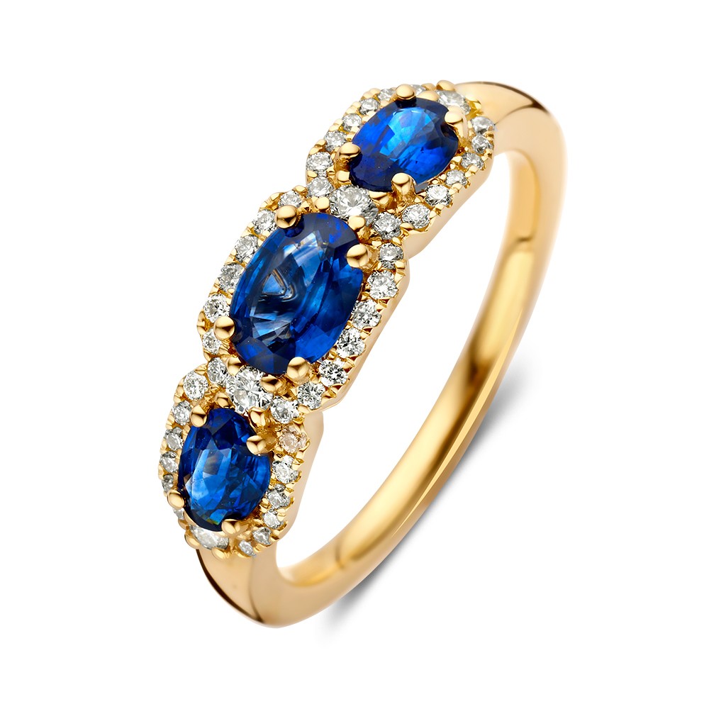 Schitterende, geelgouden ring met drie koninklijk blauwe saffieren. Voor optimale schittering zijn de saffier gezet in een elegante entouragezetting met fijne diamanten.
