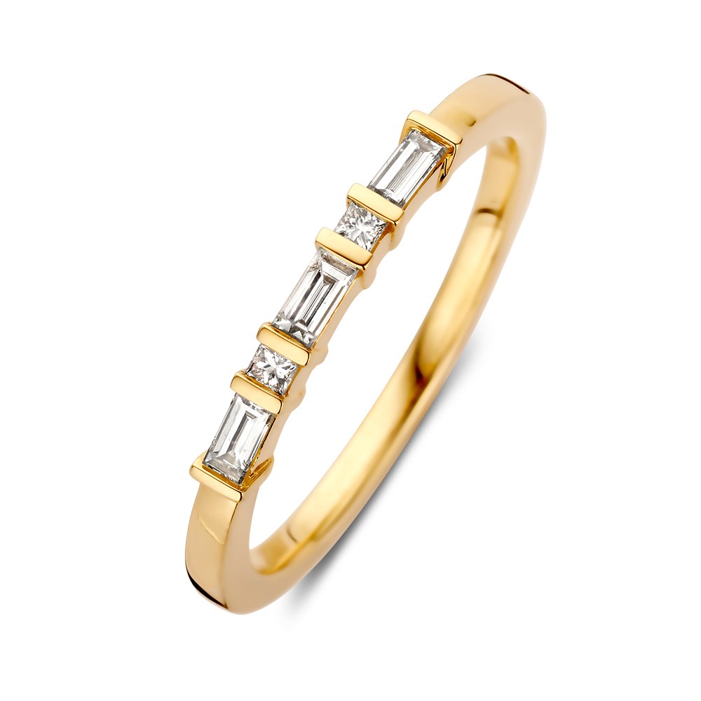 Stijlvolle geelgouden rijring met baguette en princess geslepen diamanten.
