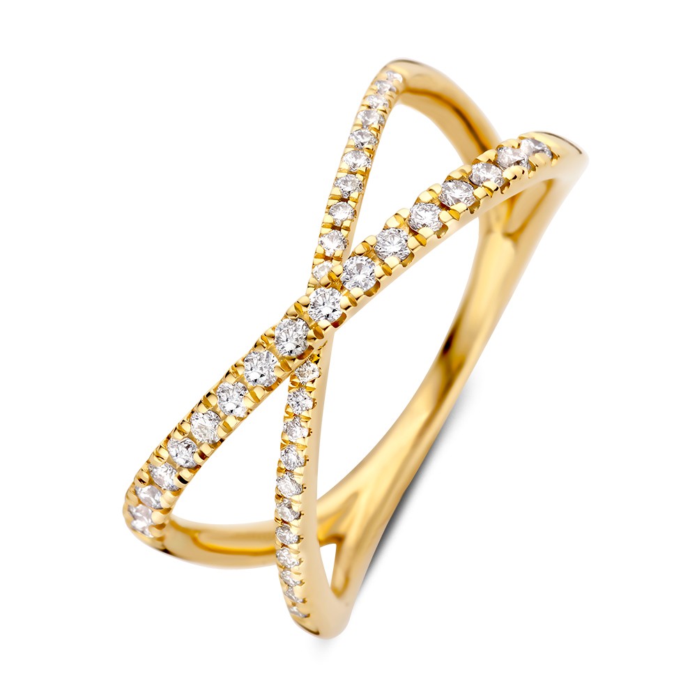 Stijlvolle, geelgouden crossover ring met de banen gezet met fonkelend diamant.
