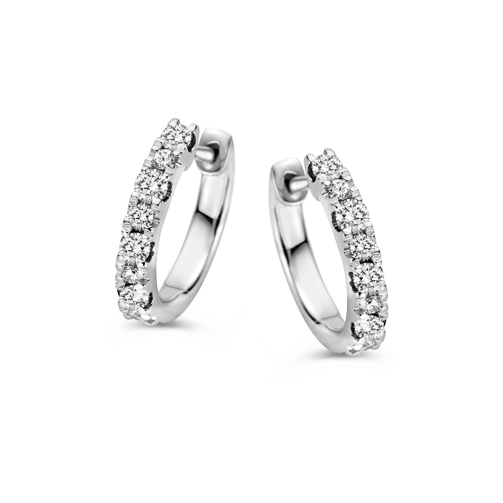 Elegante witgouden oorringen gezet met diamanten afwisselend in grootte, een tijdloos juweel.
