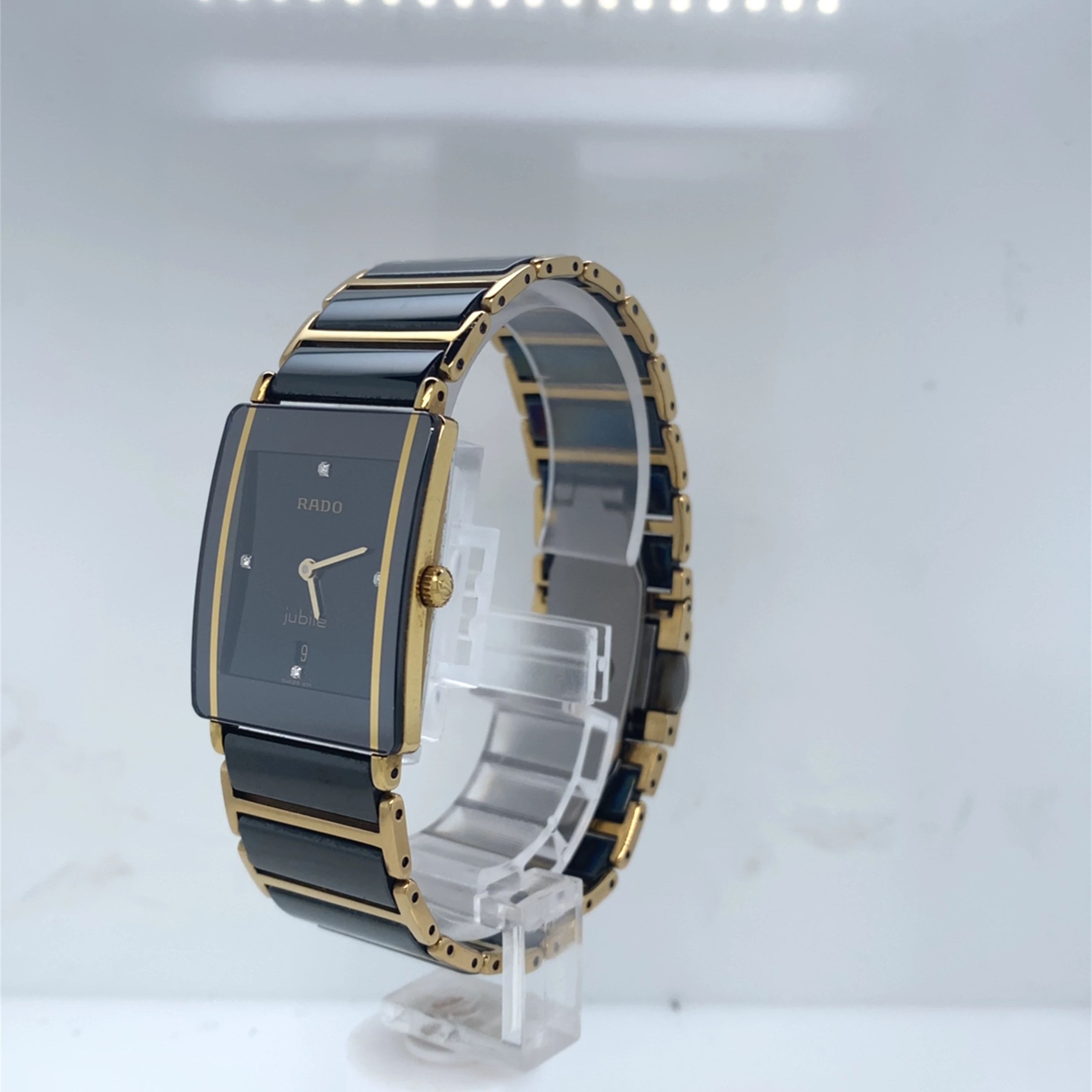 De Rado Integral R16003813, modelnummer R160.03813, is een elegante polshorloge die perfect is voor dagelijks gebruik. Draag deze stijlvolle horloge om uw linkerpols voor optimaal comfort en zichtbaarheid. Met een modern en verfijnd ontwerp past het uitstekend bij zowel formele als casual outfits. Ideaal voor degenen die verfijning en functionaliteit waarderen.
