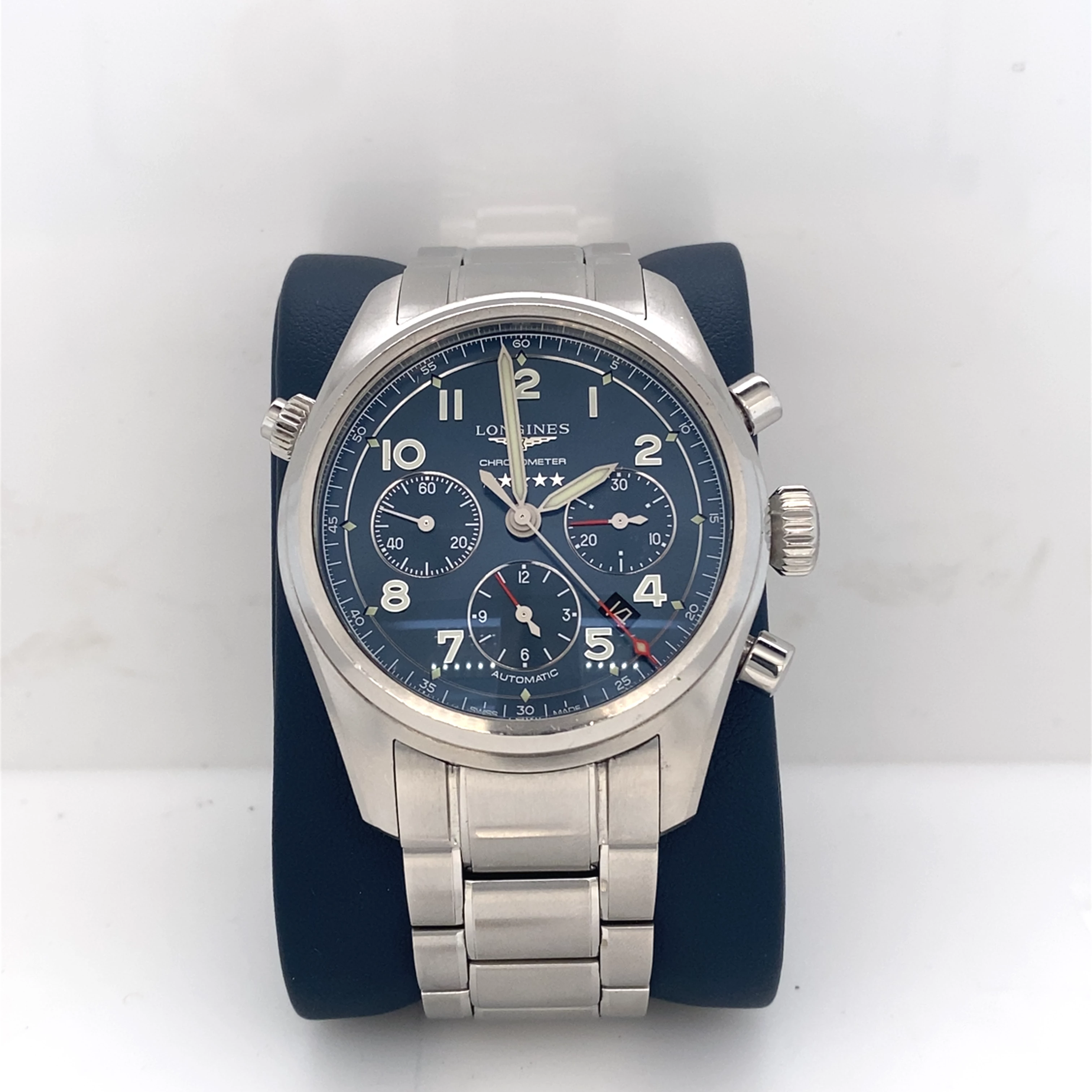 De Longines Spirit Chronograaf L38204936 is voorzien van een stijlvol ontwerp met een chronograaf functie, datumweergave, en waterbestendigheid tot 100 meter. Het beste om deze horloge te dragen is voor een formele gelegenheid of tijdens sportieve activiteiten. Het horloge is het perfecte accessoire voor de moderne en actieve man.

De Longines Spirit Chronograaf L38204936 is een veelzijdig horloge met een stijlvol ontwerp. Het kan gedragen worden voor zowel formele als sportieve gelegenheden en is waterbestendig tot 100 meter. Het horloge is perfect voor de moderne en actieve man en kan gemakkelijk worden gecombineerd met verschillende outfits. Met de chronograaf functie en datumweergave is dit horloge zowel praktisch als elegant.
