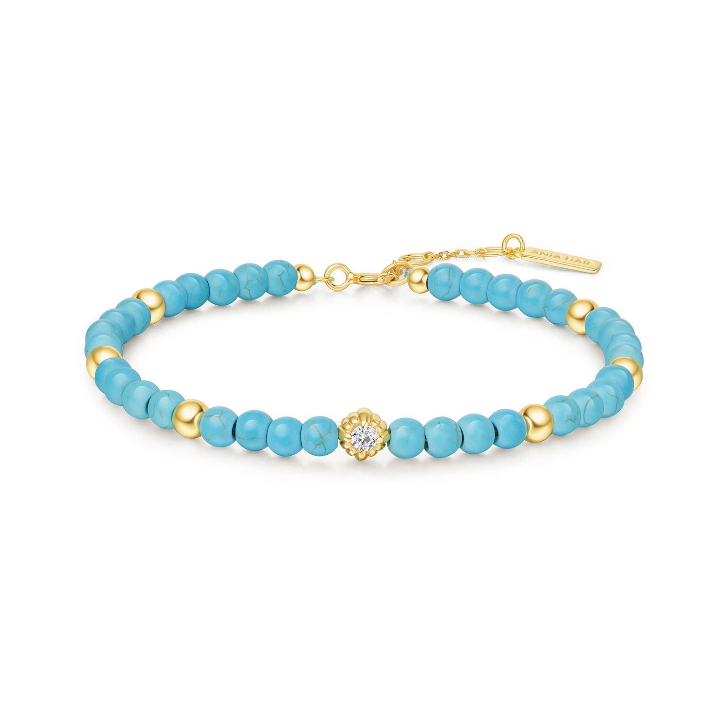 Geïnspireerd door de schoonheid van de natuur, legt Chill Voyager de essentie van zorgeloos avontuur vast. Deze look is perfect voor relaxte stranddagen of zonnige weekenden en voegt een vleugje ongedwongen charme toe aan je stijl. De turquoise armband, met zijn rustgevende kleur, is een duurzame en stijlvolle keuze die gemakkelijk kan worden gecombineerd met andere armbanden.

HET MERK
Geïnspireerd door de laatste fashion trends is Ania Haie het toonaangevende sieradenmerk voor hoogkwalitatieve maar ook betaalbare zilveren sieraden, zonder op de kwaliteit in te leveren. Iedere collectie is gebaseerd op de laatste catwalktrends, waardoor Ania Haie snel tot hét sieradenmerk voor stijlbewuste consumenten is verkozen. Elk sieraad wordt ontworpen om te combineren met andere sieraden waardoor je je eigen look kunt creëren. Maar ook zijn Ania Haie sieraden opvallend genoeg om op zichzelf te dragen.

SPECIFICATIES
- Ania Haie
- Armband
- 925 zilver met gold plating
- Lengte 18,5cm
- AH B063-04G