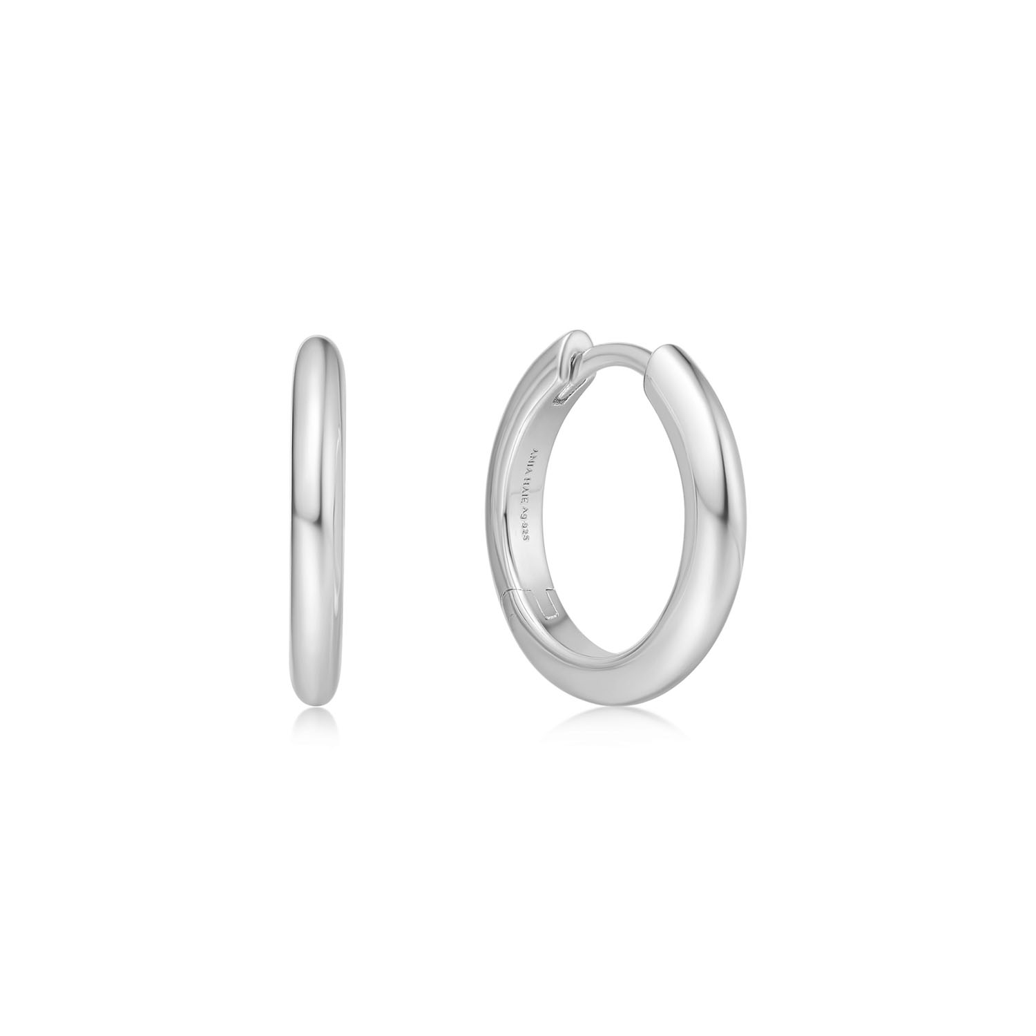 Eindeloos verfijnd, Vogue Maven is er voor degenen die geloven in ingetogen luxe. Deze kleine tube huggie hoop oorbellen zijn een dagelijkse essential, ontworpen voor elke gelegenheid. Maak je look compleet door te mixen en matchen met andere statement pieces, of draag ze alleen om een minimalistische stijl te creëren.

HET MERK
Geïnspireerd door de laatste fashion trends is Ania Haie het toonaangevende sieradenmerk voor hoogkwalitatieve maar ook betaalbare zilveren sieraden, zonder op de kwaliteit in te leveren. Iedere collectie is gebaseerd op de laatste catwalktrends, waardoor Ania Haie snel tot hét sieradenmerk voor stijlbewuste consumenten is verkozen. Elk sieraad wordt ontworpen om te combineren met andere sieraden waardoor je je eigen look kunt creëren. Maar ook zijn Ania Haie sieraden opvallend genoeg om op zichzelf te dragen.

SPECIFICATIES
- Ania Haie
- Oorbellen
- 925 zilver met rhodium plating
- Diameter 12mm
- AH E062-01H