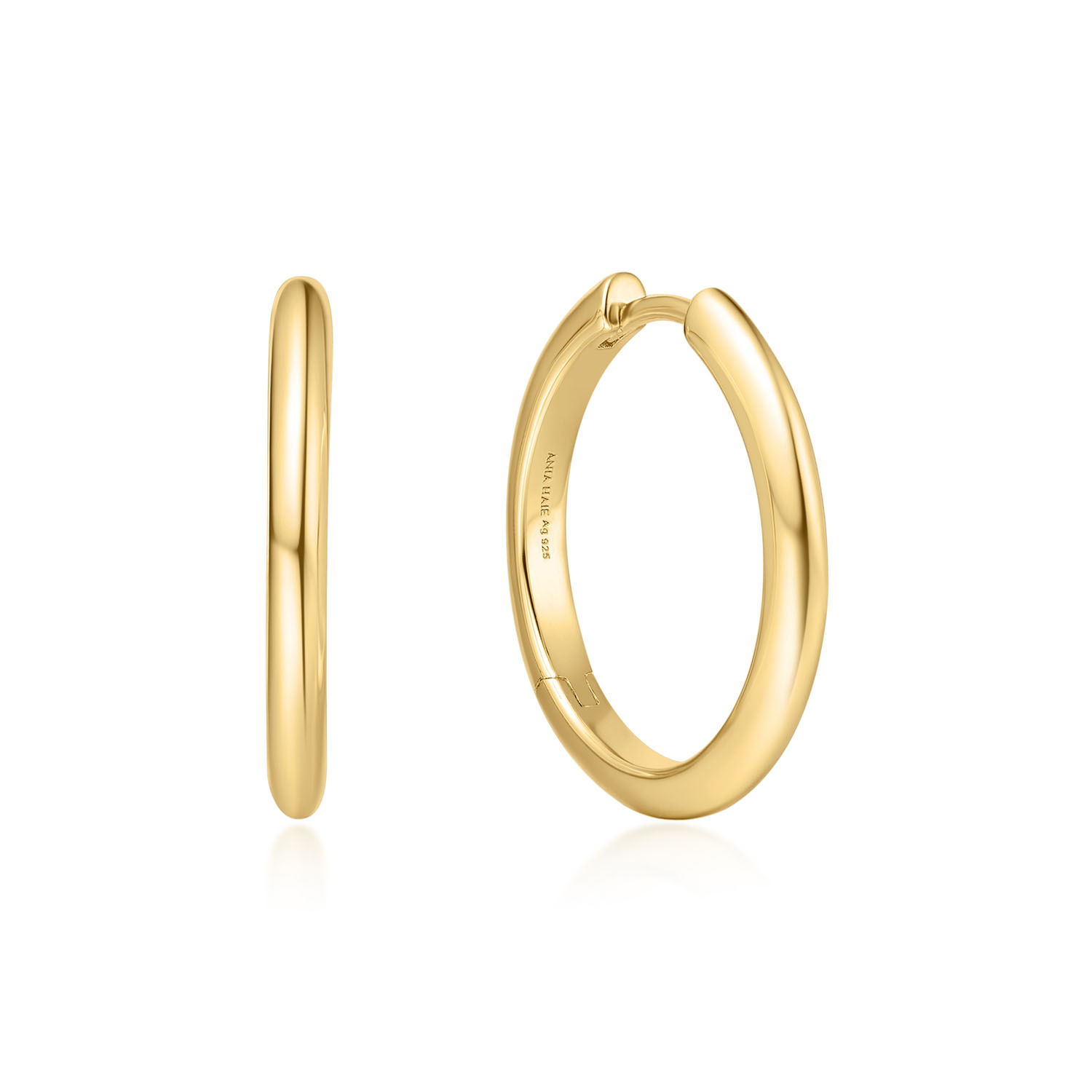 Eindeloos verfijnd, Vogue Maven is er voor degenen die geloven in ingetogen luxe. Deze medium tube huggie hoop oorbellen zijn een dagelijkse essential, ontworpen voor elke gelegenheid. Maak je look compleet door te mixen en matchen met andere statement pieces, of draag ze alleen om een minimalistische stijl te creëren.

HET MERK
Geïnspireerd door de laatste fashion trends is Ania Haie het toonaangevende sieradenmerk voor hoogkwalitatieve maar ook betaalbare zilveren sieraden, zonder op de kwaliteit in te leveren. Iedere collectie is gebaseerd op de laatste catwalktrends, waardoor Ania Haie snel tot hét sieradenmerk voor stijlbewuste consumenten is verkozen. Elk sieraad wordt ontworpen om te combineren met andere sieraden waardoor je je eigen look kunt creëren. Maar ook zijn Ania Haie sieraden opvallend genoeg om op zichzelf te dragen.

SPECIFICATIES
- Ania Haie
- Oorbellen
- 925 zilver met gold plating
- Diameter 16mm
- AH E062-03G