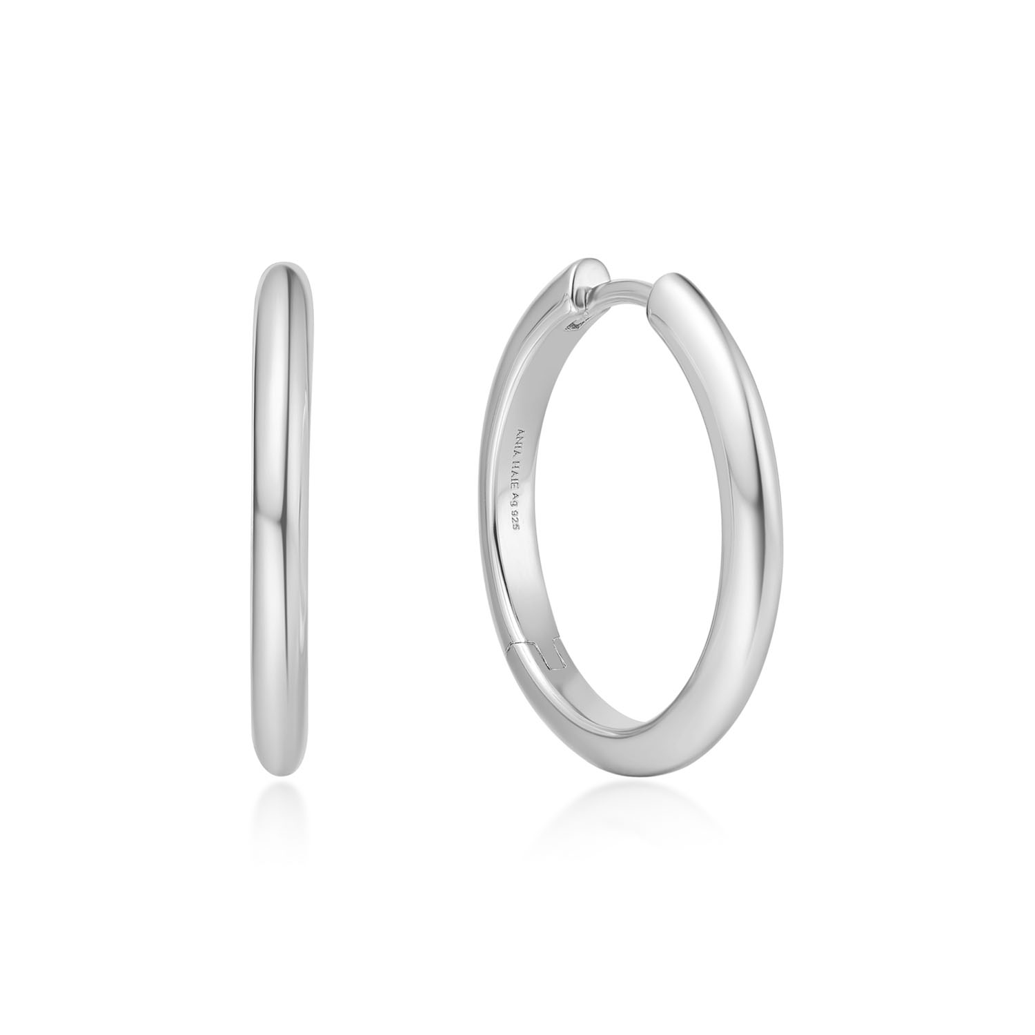 Eindeloos verfijnd, Vogue Maven is er voor degenen die geloven in ingetogen luxe. Deze medium tube huggie hoop oorbellen zijn een dagelijkse essential, ontworpen voor elke gelegenheid. Maak je look compleet door te mixen en matchen met andere statement pieces, of draag ze alleen om een minimalistische stijl te creëren.

HET MERK
Geïnspireerd door de laatste fashion trends is Ania Haie het toonaangevende sieradenmerk voor hoogkwalitatieve maar ook betaalbare zilveren sieraden, zonder op de kwaliteit in te leveren. Iedere collectie is gebaseerd op de laatste catwalktrends, waardoor Ania Haie snel tot hét sieradenmerk voor stijlbewuste consumenten is verkozen. Elk sieraad wordt ontworpen om te combineren met andere sieraden waardoor je je eigen look kunt creëren. Maar ook zijn Ania Haie sieraden opvallend genoeg om op zichzelf te dragen.

SPECIFICATIES
- Ania Haie
- Oorbellen
- 925 zilver met rhodium plating
- Diameter 16mm
- AH E062-03H