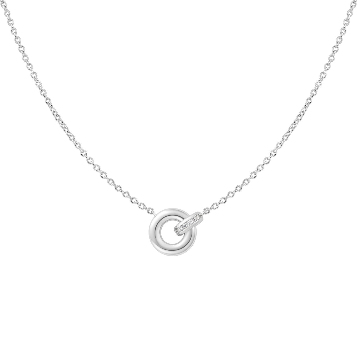 Eindeloos verfijnd, Vogue Maven is er voor degenen die geloven in ingetogen luxe. Deze essentiële ketting is op maat gemaakt voor uw activiteiten waar elk detail uw smaak en modegevoeligheid weerspiegelt. Het ontwerp voegt een vleugje elegantie en veelzijdigheid toe, waardoor het een perfecte aanvulling is op elke garderobe.

HET MERK
Geïnspireerd door de laatste fashion trends is Ania Haie het toonaangevende sieradenmerk voor hoogkwalitatieve maar ook betaalbare zilveren sieraden, zonder op de kwaliteit in te leveren. Iedere collectie is gebaseerd op de laatste catwalktrends, waardoor Ania Haie snel tot hét sieradenmerk voor stijlbewuste consumenten is verkozen. Elk sieraad wordt ontworpen om te combineren met andere sieraden waardoor je je eigen look kunt creëren. Maar ook zijn Ania Haie sieraden opvallend genoeg om op zichzelf te dragen.

SPECIFICATIES
- Ania Haie
- Ketting
- 925 zilver met rhodium plating
- Lengte 45cm
- AH N062-02H