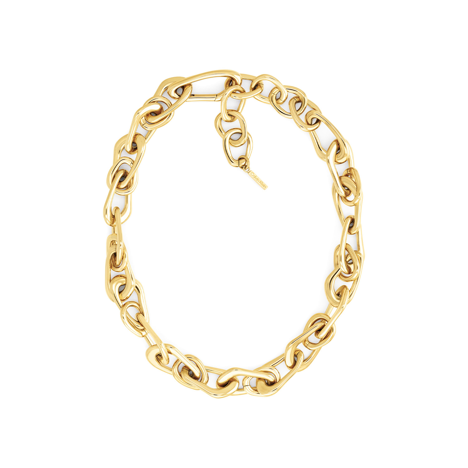 Calvin Klein CJ35000746 Dames Ketting Staal GP 41cm
Deze stalen dames ketting van Calvin Klein met nr CJ35000746 heeft een sierlijk uiterlijk. De stalen goudkleurige schakelketting toont grof door zijn in elkaar gedraaide sculpturale schakels. De ketting heeft een totale lengte van 41cm maar is op meerdere lengtes korter te dragen door het haakslot dat in meerdere schakels past. Leuk te combineren met andere sieraden uit de serie van Calvin Klein.

OVER CALVIN KLEIN
Calvin Klein is een wereldwijd lifestylemerk dat gewaagde, vooruitstrevende idealen en een verleidelijke, vaak minimalistische, esthetiek nastreeft. Calvin Klein werd groot in de jaren 70 door haar mode- en merkjeans collecties. In de jaren 80 lanceerde Calvin Klein haar spraakmakende ondergoed dat uitdrukkelijk van logo &rsquo;s voorzien was. Vanwege het grote succes is het merk ook succesvol uitgerold in Accessoires, Parfums, Home, Brillen, Golf, Horloges en Sieraden.
Sinds de oprichting in 1968 door Calvin Klein, heeft het merk haar reputatie opgebouwd als leider in de Amerikaanse mode, dankzij een cleane esthetiek en innovatieve ontwerpen. Calvin Klein wil haar publiek verleiden en inspireren door middel van provocerende beelden en opvallende ontwerpen die prikkelen. 

SPECIFICATIES:
- Stalen dames ketting GP
- 41cm
- Goudkleurig
- Glimmend