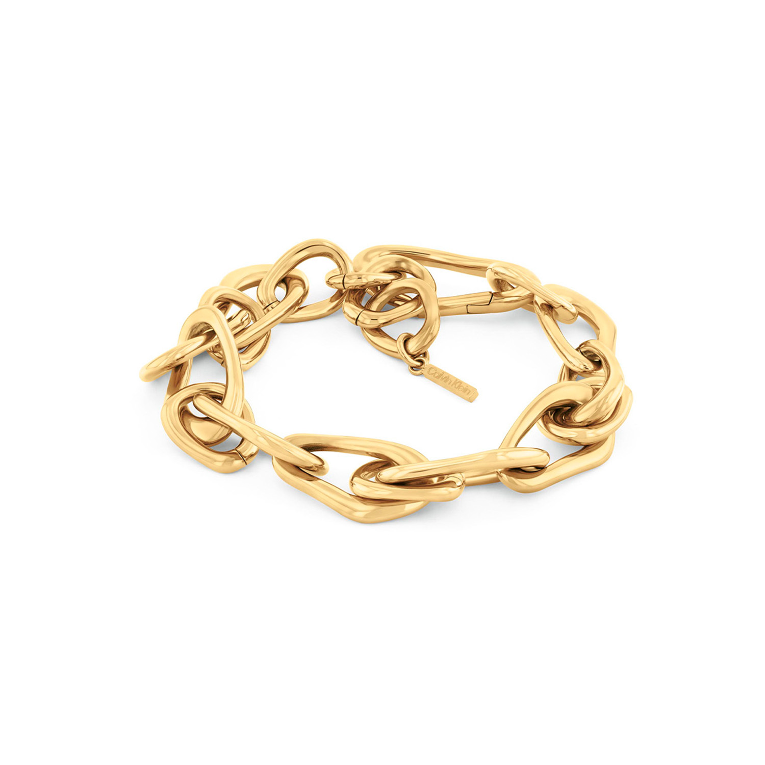 Calvin Klein CJ35000748 Dames Armband Staal GP
Deze stalen dames armband van Calvin Klein met nr CJ35000748 heeft een sierlijk uiterlijk. De stalen goudkleurige schakelarmband toont grof door zijn in elkaar gedraaide sculpturale schakels. De armband heeft een totale lengte van 18,7cm maar is op meerdere lengtes korter te dragen door het haakslot dat in meerdere schakels past. Leuk te combineren met andere sieraden uit de serie van Calvin Klein.

OVER CALVIN KLEIN
Calvin Klein is een wereldwijd lifestylemerk dat gewaagde, vooruitstrevende idealen en een verleidelijke, vaak minimalistische, esthetiek nastreeft. Calvin Klein werd groot in de jaren 70 door haar mode- en merkjeans collecties. In de jaren 80 lanceerde Calvin Klein haar spraakmakende ondergoed dat uitdrukkelijk van logo &rsquo;s voorzien was. Vanwege het grote succes is het merk ook succesvol uitgerold in Accessoires, Parfums, Home, Brillen, Golf, Horloges en Sieraden.
Sinds de oprichting in 1968 door Calvin Klein, heeft het merk haar reputatie opgebouwd als leider in de Amerikaanse mode, dankzij een cleane esthetiek en innovatieve ontwerpen. Calvin Klein wil haar publiek verleiden en inspireren door middel van provocerende beelden en opvallende ontwerpen die prikkelen. 

SPECIFICATIES:
- Stalen dames armband GP
- 17,5cm
- Goudkleurig
- Glimmend