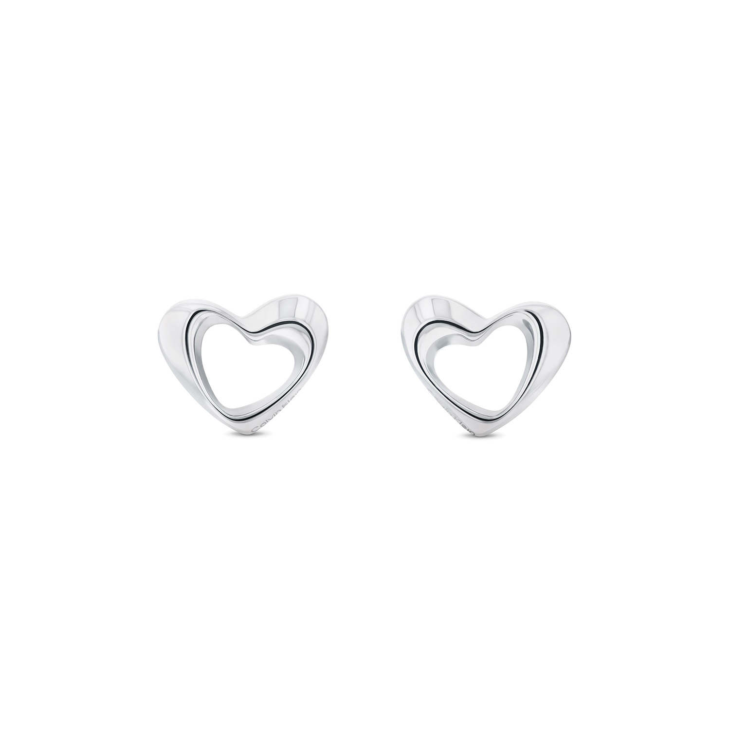 Calvin Klein CJ35000759 Dames Oorstekers Hart Staal
Deze stalen dames oorbellen van Calvin Klein met nr CJ35000759 hebben een lief uiterlijk. De stalen oorbellen hebben een sculpturale hartvorm, zijn gepolijst en sluiten met een poussette. Ze sluiten mooi aan op het oor. Leuk te combineren met andere sieraden uit de serie van Calvin Klein.

OVER CALVIN KLEIN
Calvin Klein is een wereldwijd lifestylemerk dat gewaagde, vooruitstrevende idealen en een verleidelijke, vaak minimalistische, esthetiek nastreeft. Calvin Klein werd groot in de jaren 70 door haar mode- en merkjeans collecties. In de jaren 80 lanceerde Calvin Klein haar spraakmakende ondergoed dat uitdrukkelijk van logo ’s voorzien was. Vanwege het grote succes is het merk ook succesvol uitgerold in Accessoires, Parfums, Home, Brillen, Golf, Horloges en Sieraden.
Sinds de oprichting in 1968 door Calvin Klein, heeft het merk haar reputatie opgebouwd als leider in de Amerikaanse mode, dankzij een cleane esthetiek en innovatieve ontwerpen. Calvin Klein wil haar publiek verleiden en inspireren door middel van provocerende beelden en opvallende ontwerpen die prikkelen. 

SPECIFICATIES:
- Stalen dames oorbellen
- 1cm
- Zilverkleurig
- Glimmend