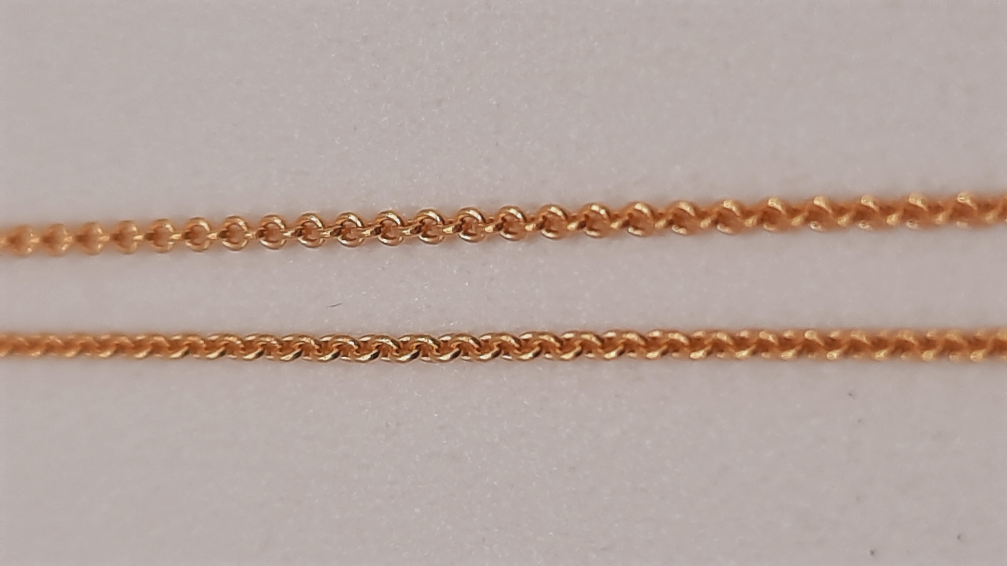 De gouden ketting modelnummer 000186, vervaardigd van 14-karaats goud, heeft een elegante breedte van 0,8 mm. Met zijn verfijnde gouden kleur en lengte van 42 cm, straalt het tijdloze klasse uit. Perfect te dragen als een subtiel, dagelijks sieraad of gelaagd met andere kettingen voor een trendy look. Voeg deze prachtige creatie toe aan je sieradencollectie!
